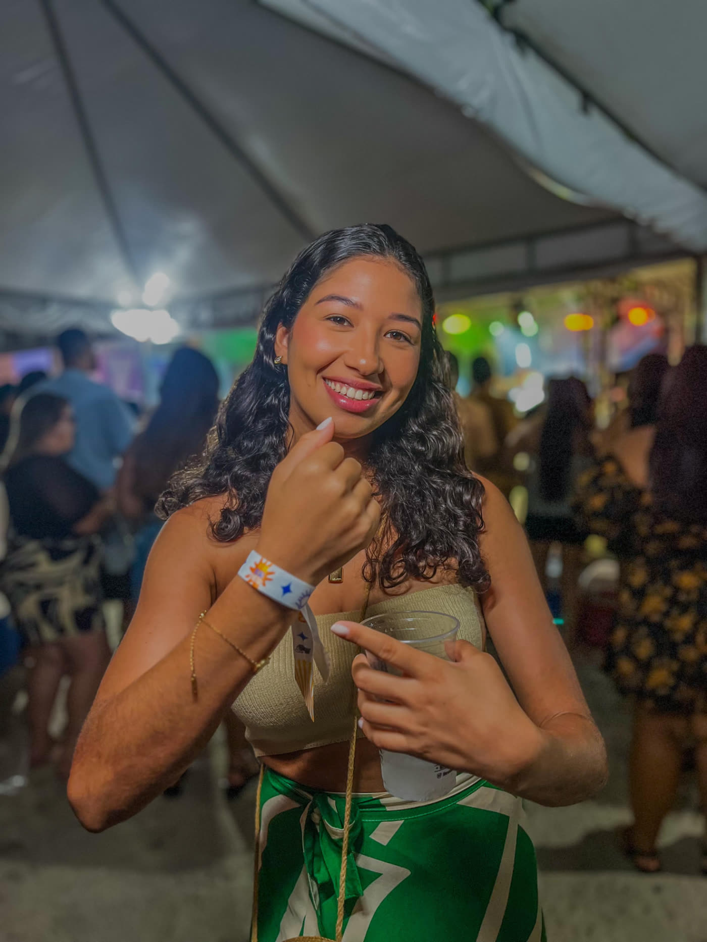 Convidada mostrando a pulseira do evento