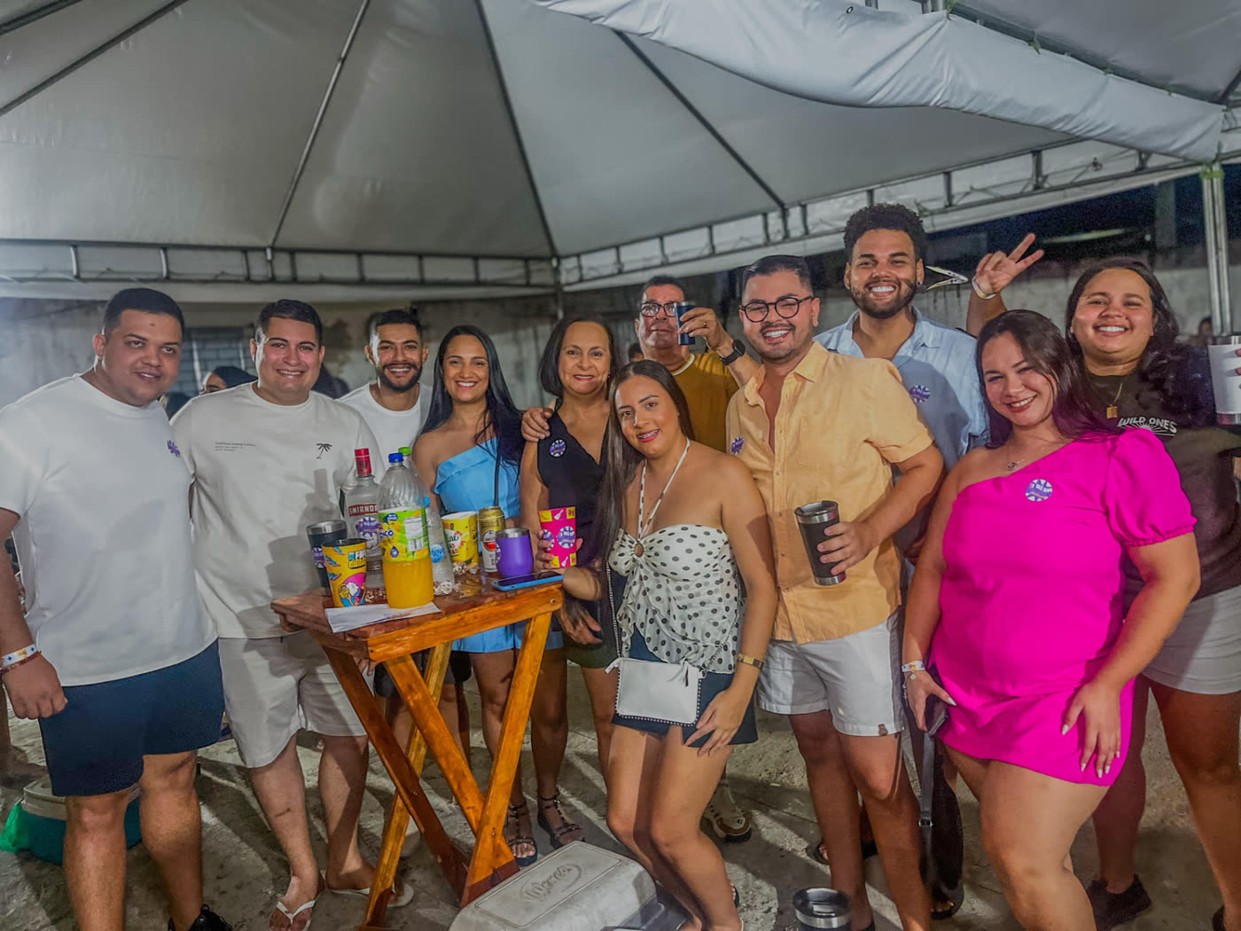 Grupo grande brindando na festa