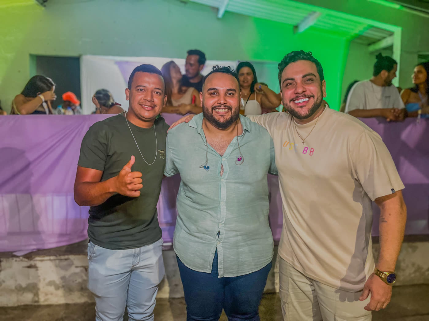 Amigos sorrindo na área do evento