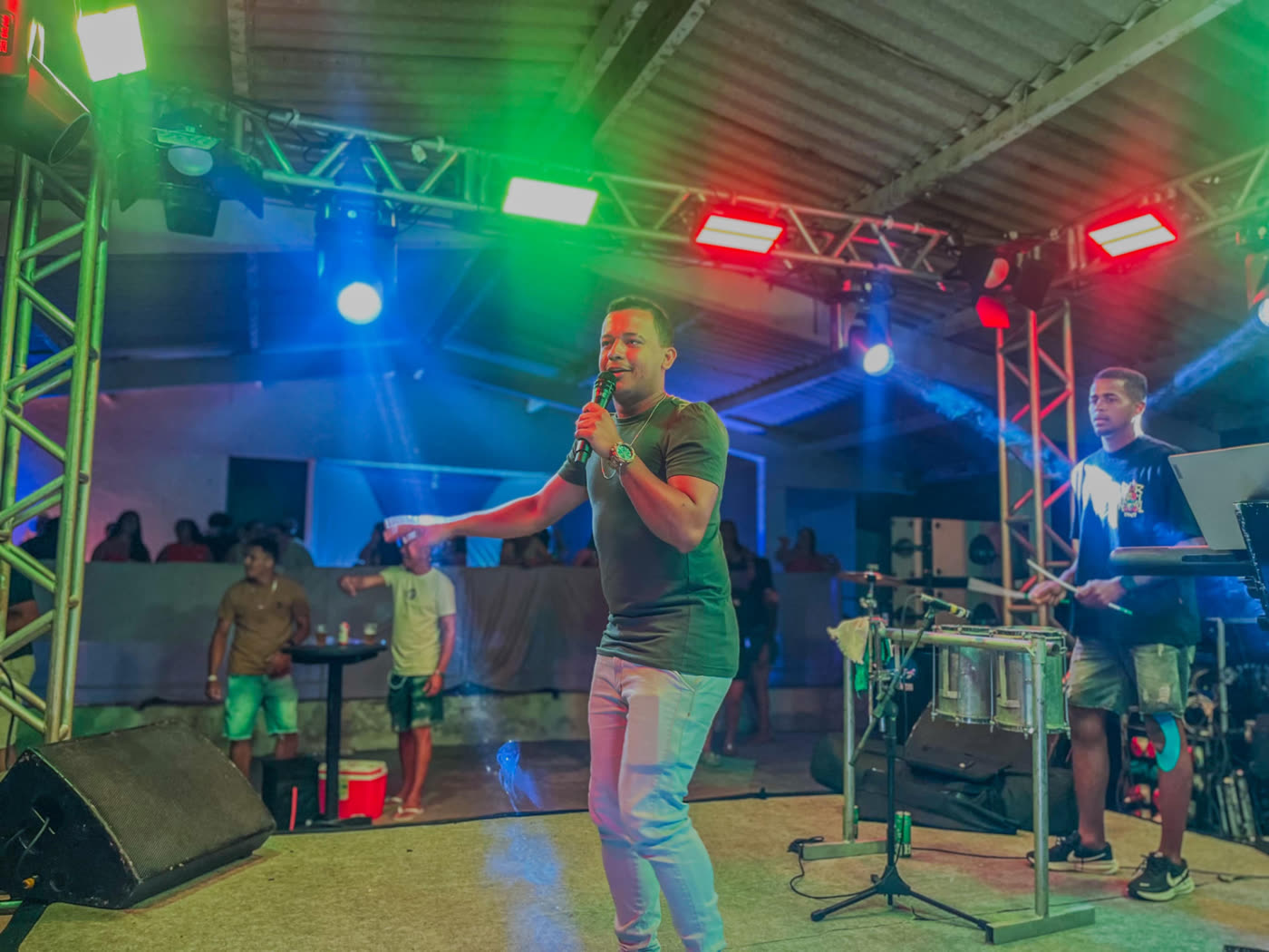 Cantor no palco com a banda