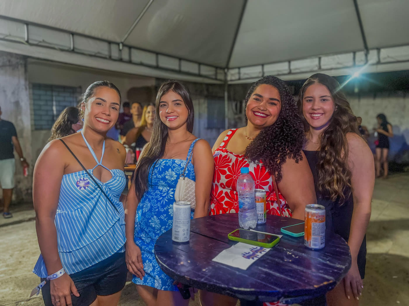 Amigas em volta da mesa na festa
